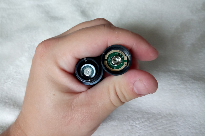 Vkládání AAA baterie do plastového mini vibrátoru